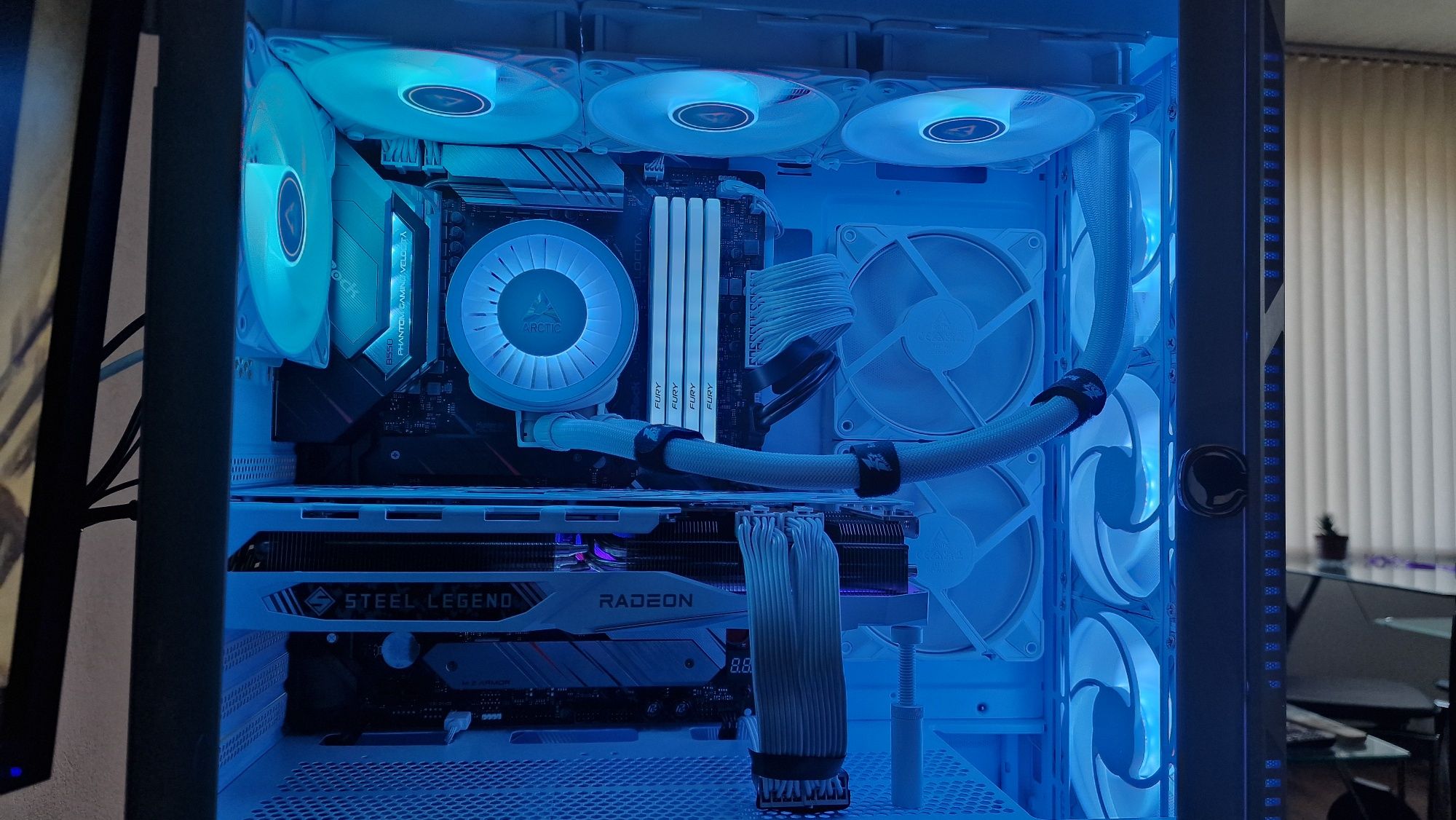 Геймърдки компютър Ryzen 7 5700X3D, RX 7800XT, 32GB