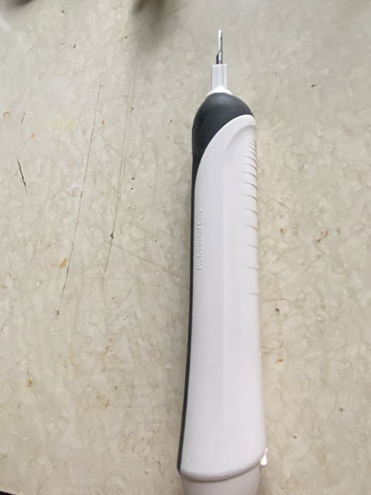 Електрическа зъбна четка ОРАЛ Б