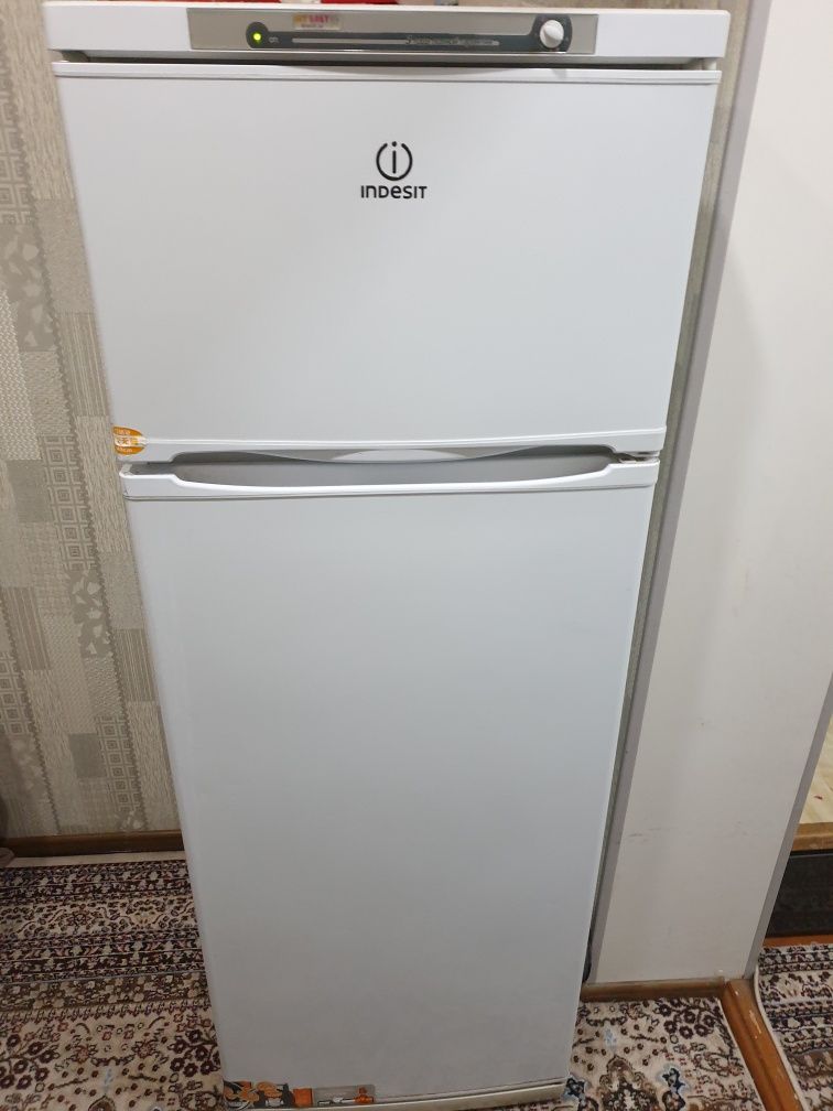 Холодилник indesit