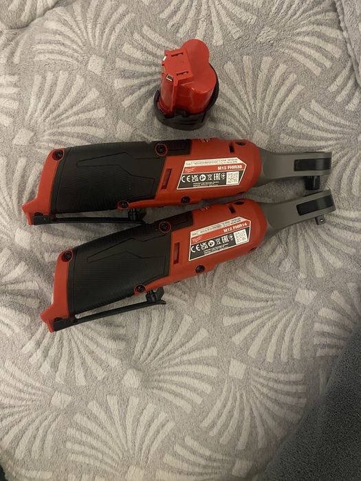 Milwaukee cheie 1/2 si 3/8 cu baterie inclusa de 2 amperi