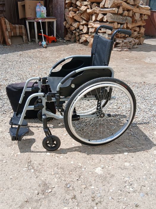 Vând cărucior persoane cu dizabilități