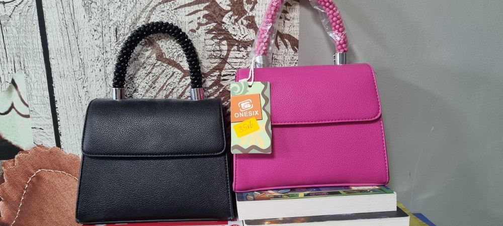Нови-две дамски чантички Оnesix  за всякакви случаии