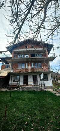 Продава триетажна къща в село Голема Раковица