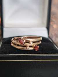Красив златен пръстен с гранати и диаманти 14к