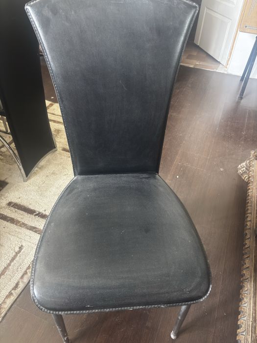 Scaun elegant acoperit cu piele in stare perfecta