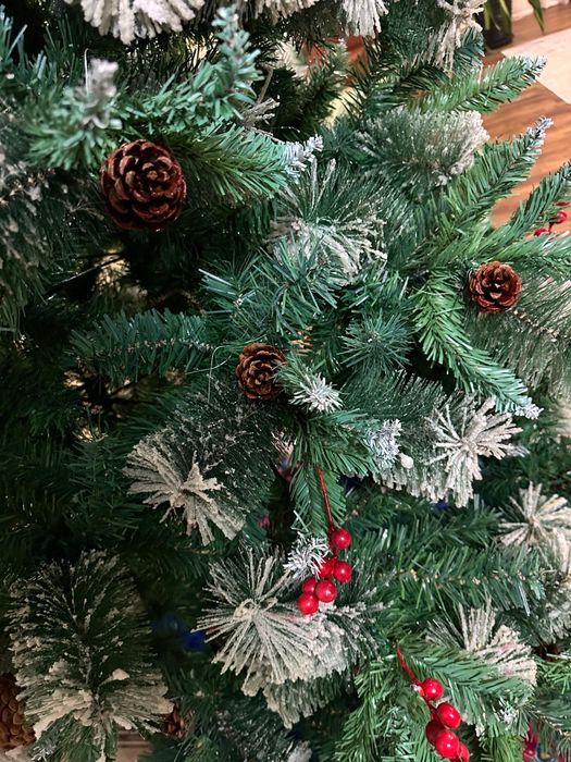 Продаётся елка с ягодами и шишками высота  2.10 см