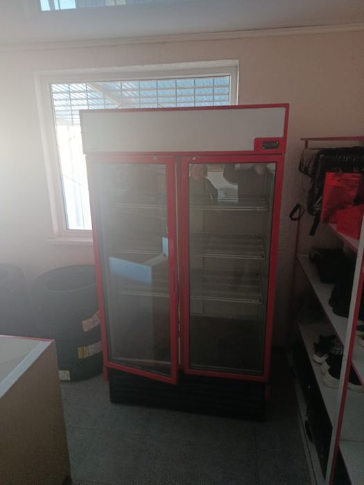 Витринный холодильник.