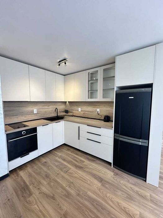 Дава се под наем Двустаен апартамент в Бургас, Възраждане - 72 кв.м за 561 € - Снимка #2