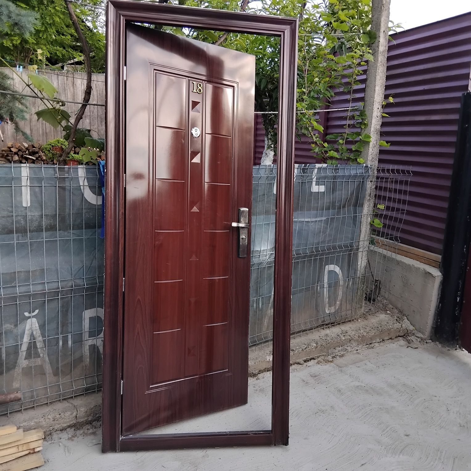 Vînd ușă metalică de exterior / completă cu chei