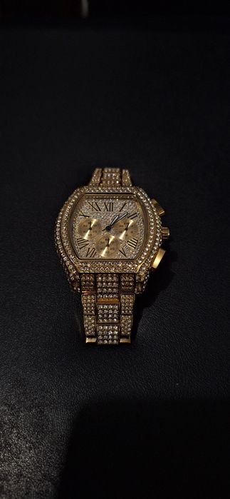 Ceas cu pietre auriu