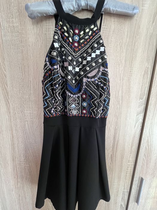 Черна рокля с камъни