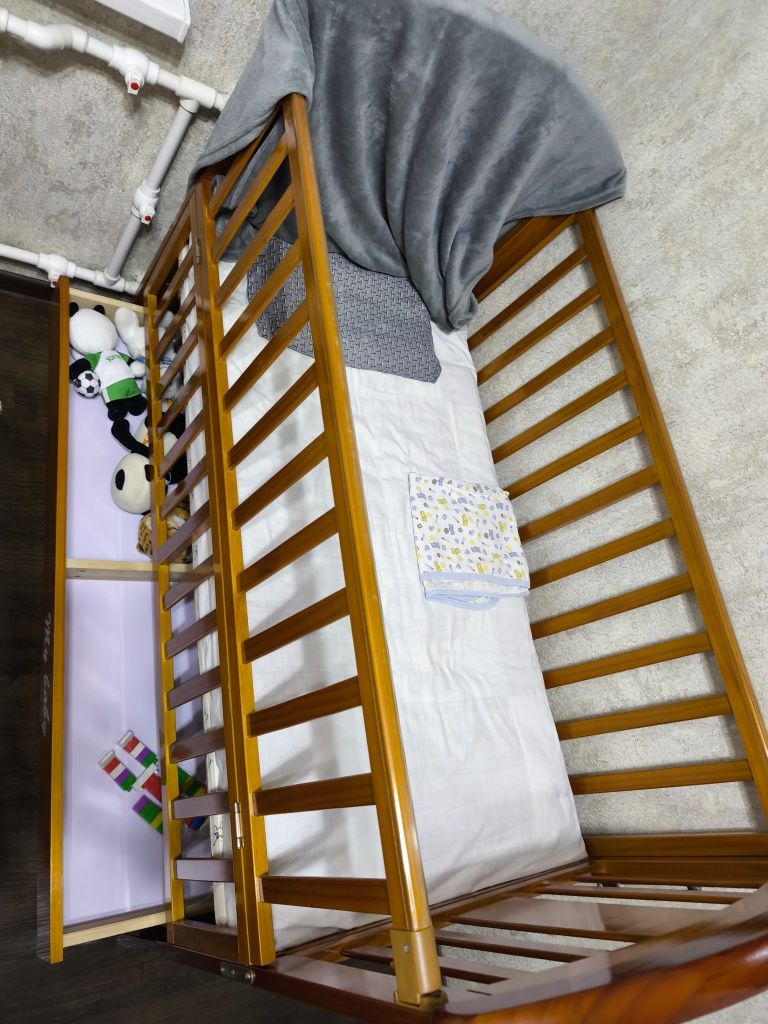 Продаю б/у детскую кроватку