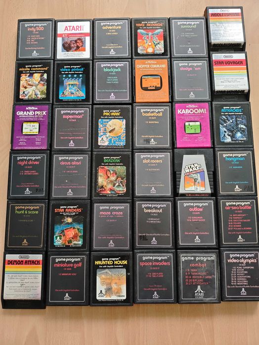 Atari 2600 с много игри и аксесоари