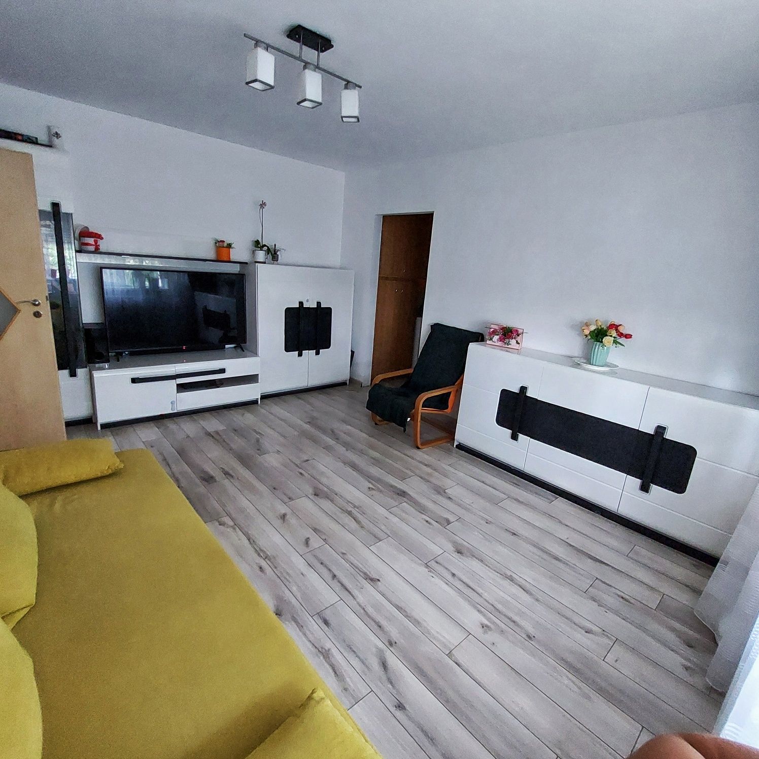 Vând ap. 2 camere, etaj 4, mobilat, zonă liniștită