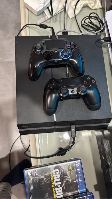 продам PS4 в хорошом состаяние два геймпада также отдам