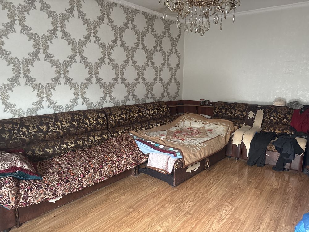 Продам диван угловой, длина 4 м + 1,75 и кресло  к нему 90см