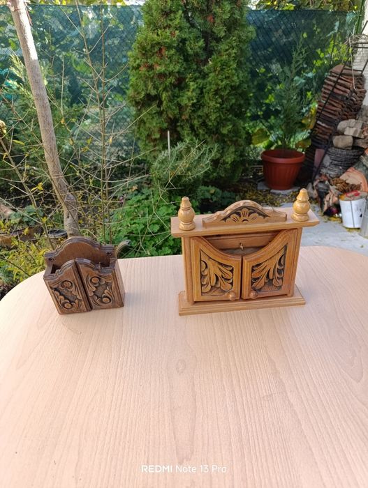 Малки дървени шкафчета