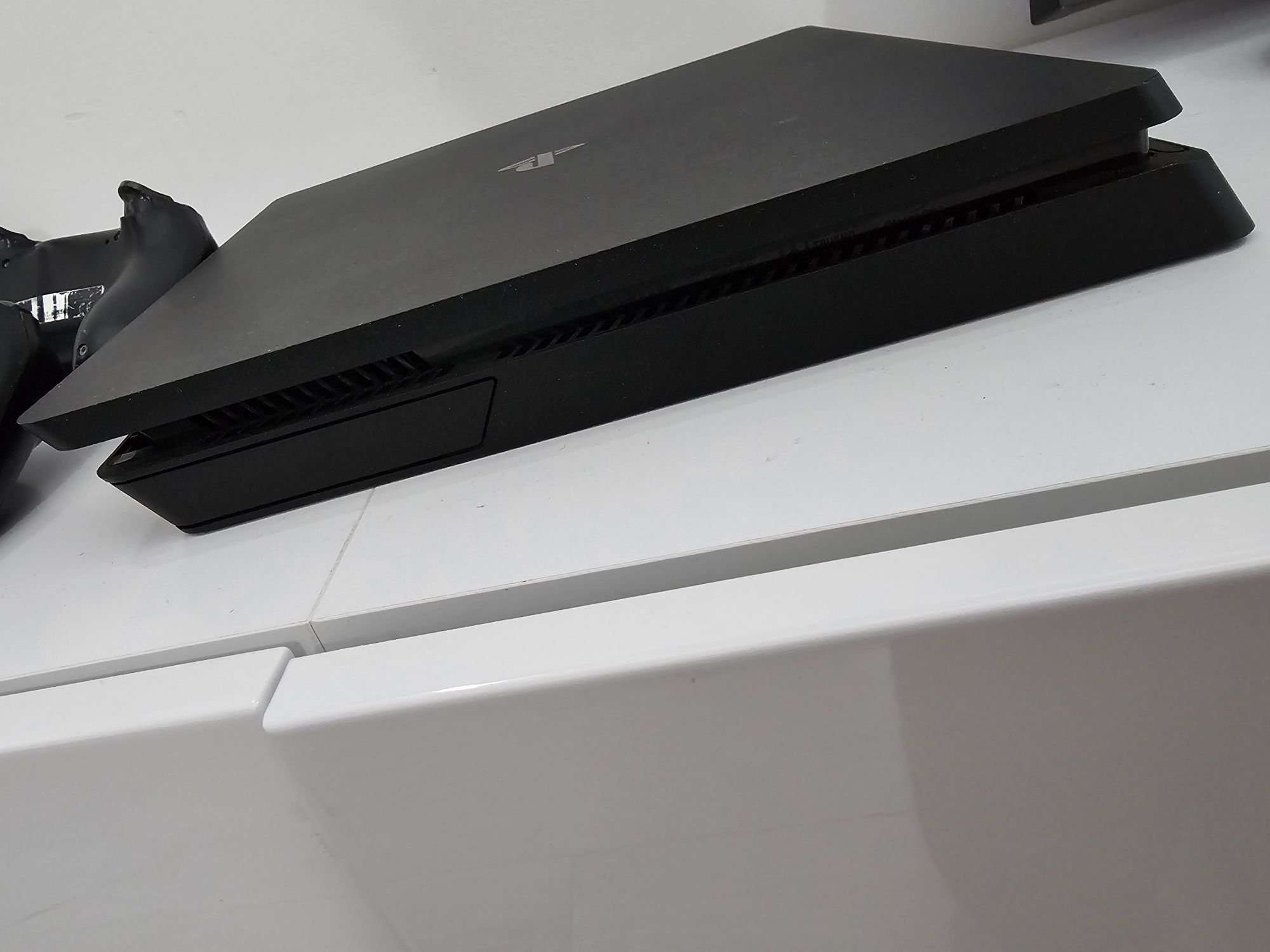 Playstation 4 slim 1TB с 2 контролера