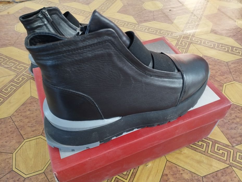 Ботинки зимние женские.Кожанные, внутри натуральный мех.Новая 40 разме