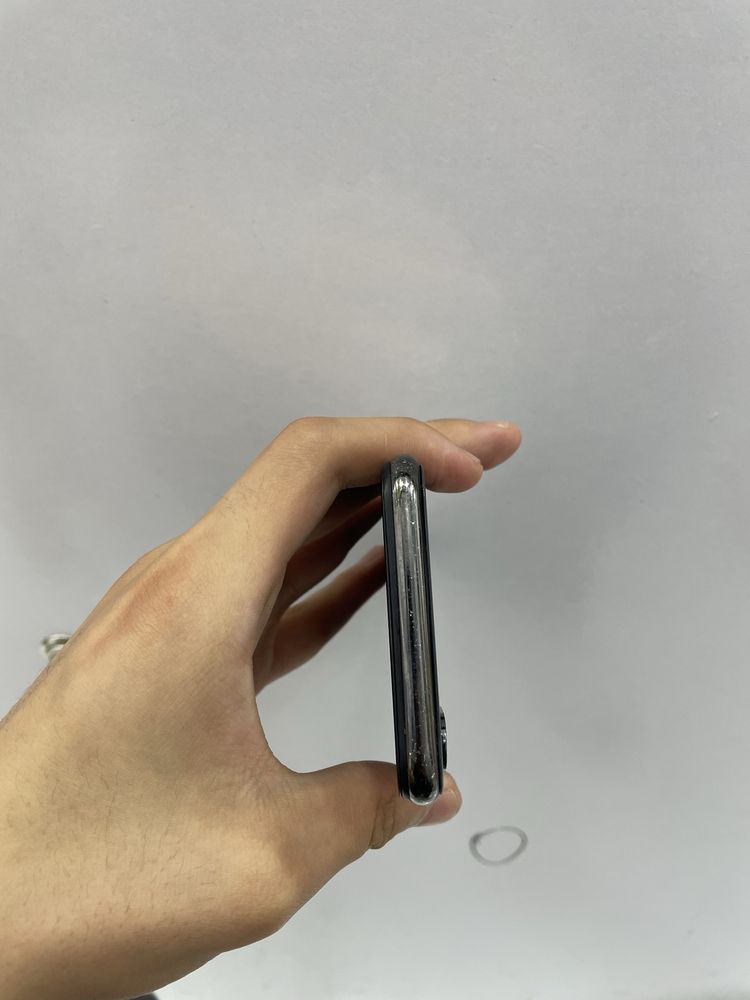 IPhone X 64GB holati ortacha
