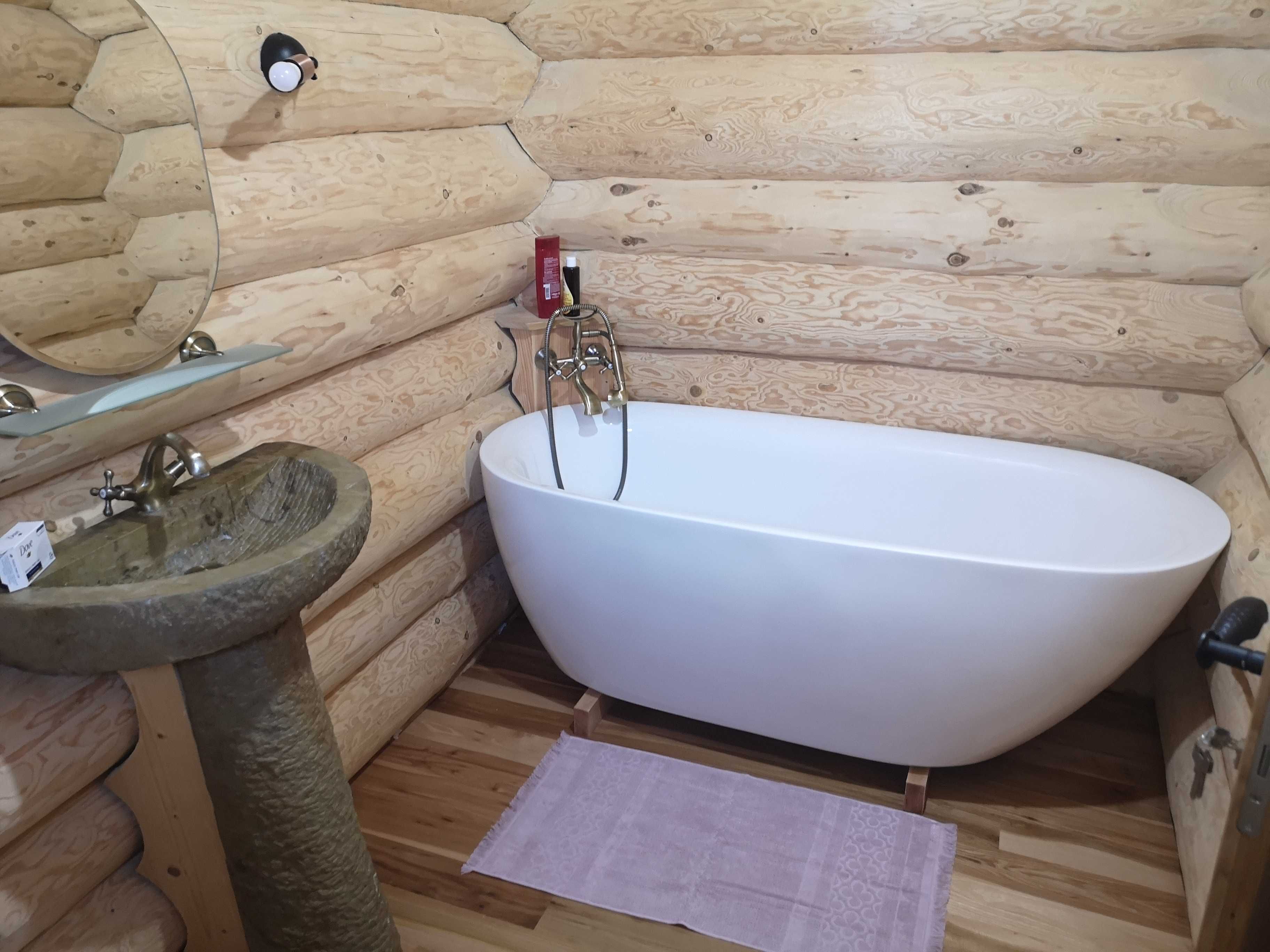 Cabana lemn rotund cu ciubar Bucovina Chalet de inchiriat
