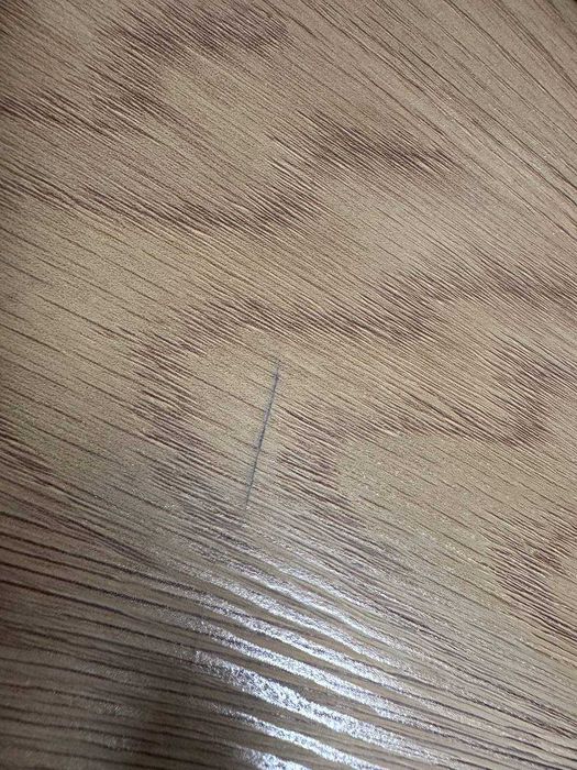 Елегантна бар/маса с плот в дървесен декор и черна рамка