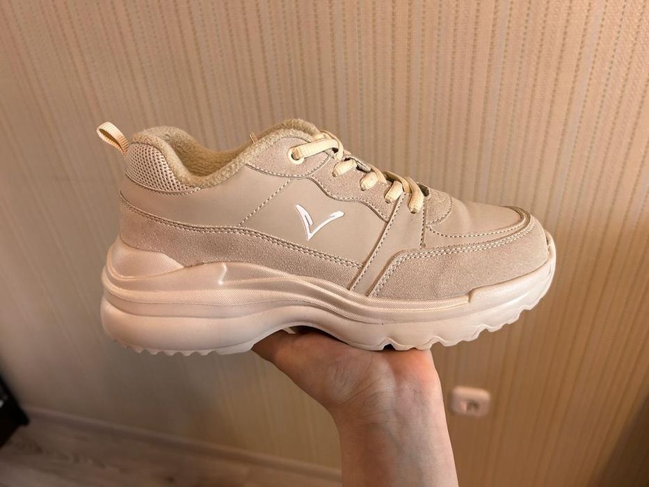 Продам кроссовки