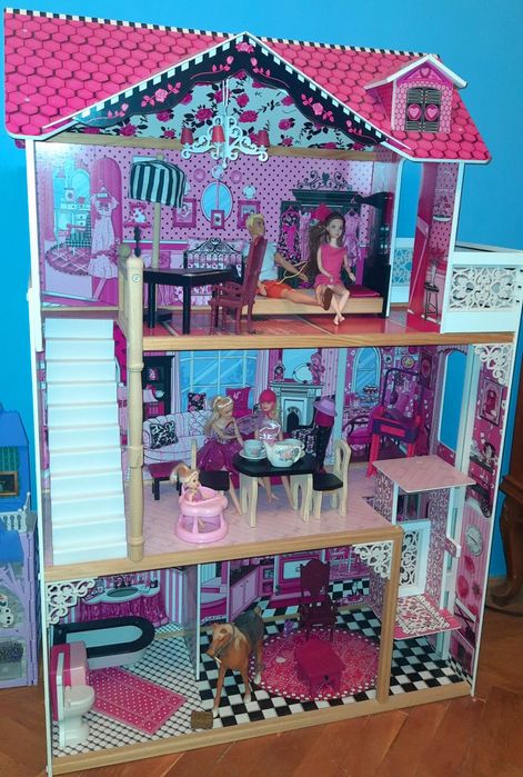 Casa mare de păpuși