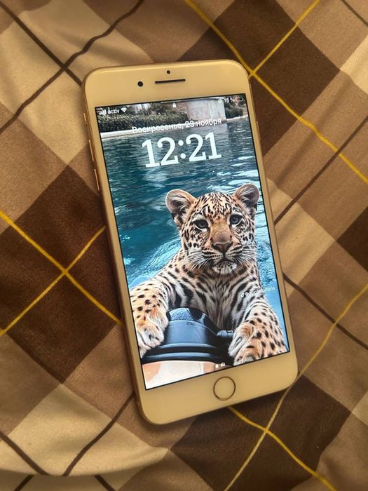 Продам Iphone 8+