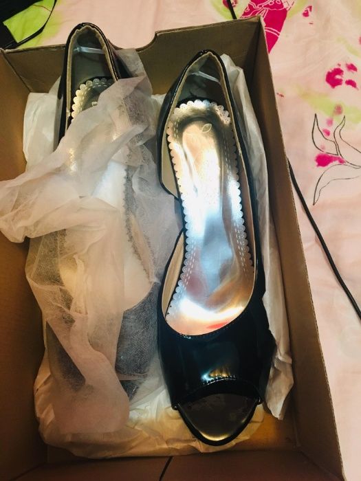 Pantofi-sanda noi, eleganti, cu toc mic