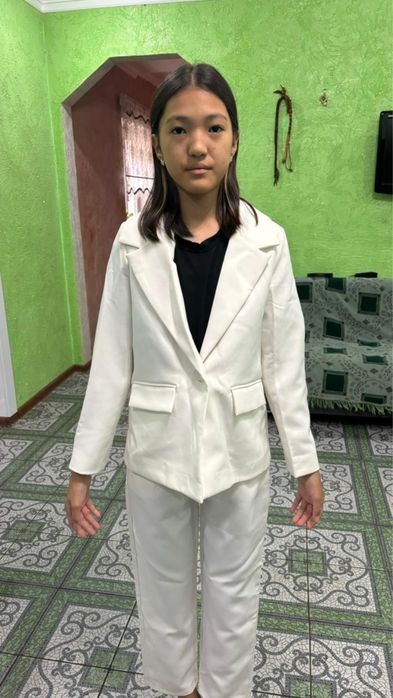 Продам белый костюм с брюками