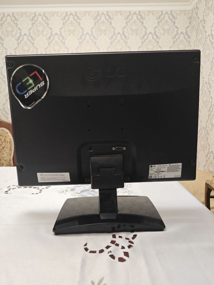 Монитор LG для домашнего компьютера. Все функционирует.