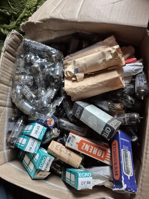 Vând Lot 150-200 Lampi,pentru radio din anii 1940-1970 o cutie full