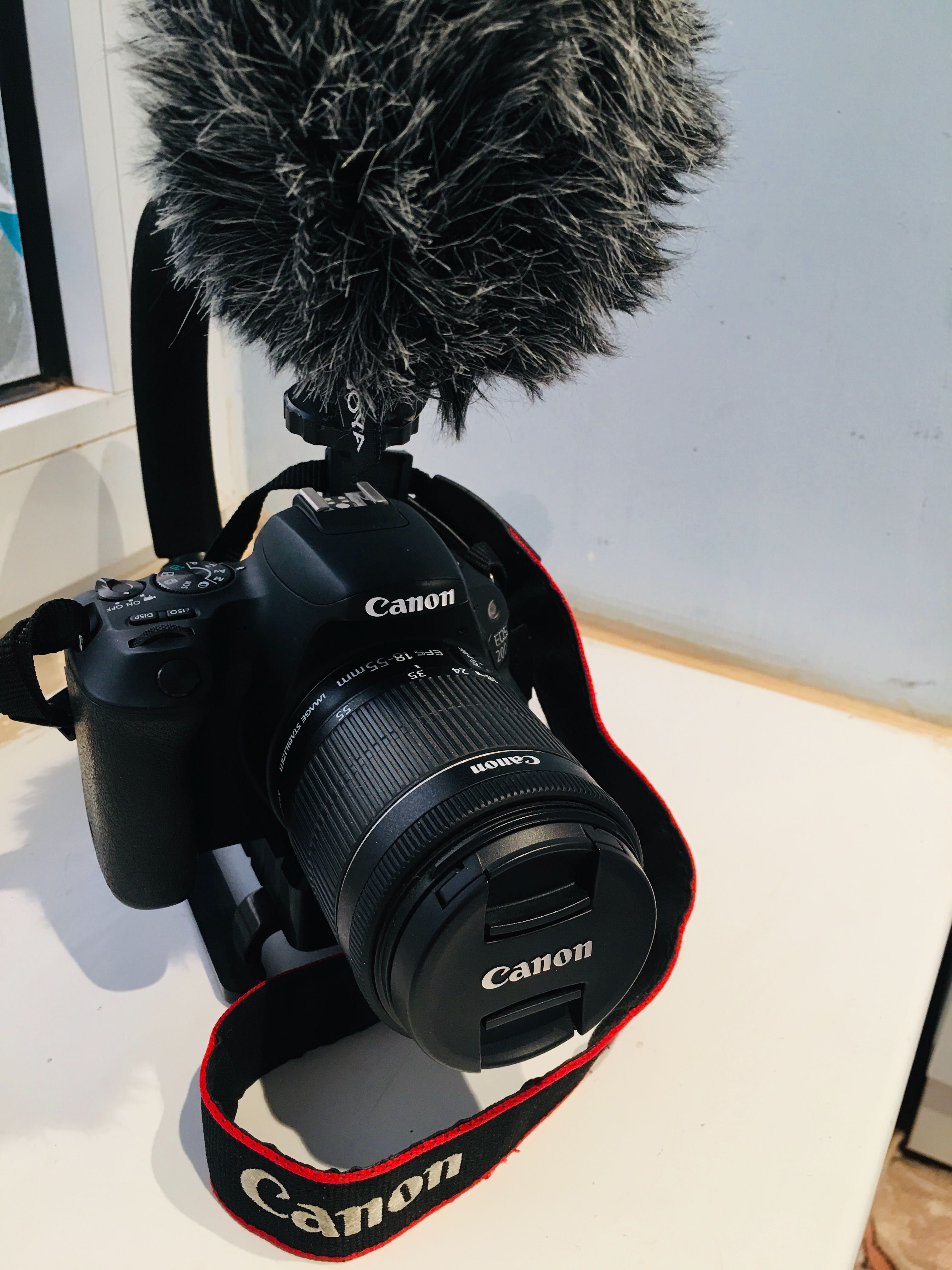 Зеркальный фотоаппарат Canon 200d