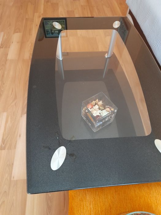 Холова стъклена масичка