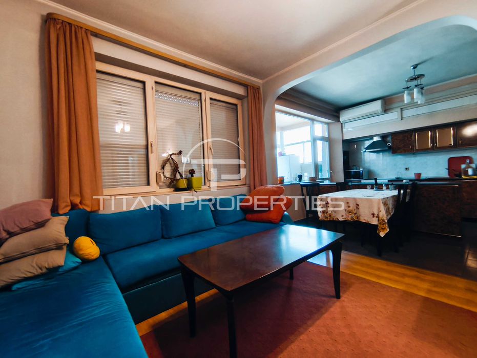 Тристаен обзаведен апартамент в Център