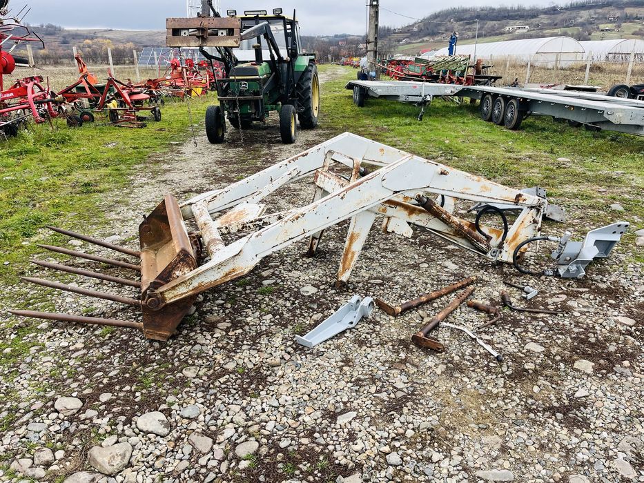 Incarcator frontal, brat cu cilindri hidraulici si suport Hauer cupa