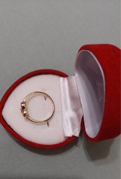 Нов златен пръстен с естествен диамант