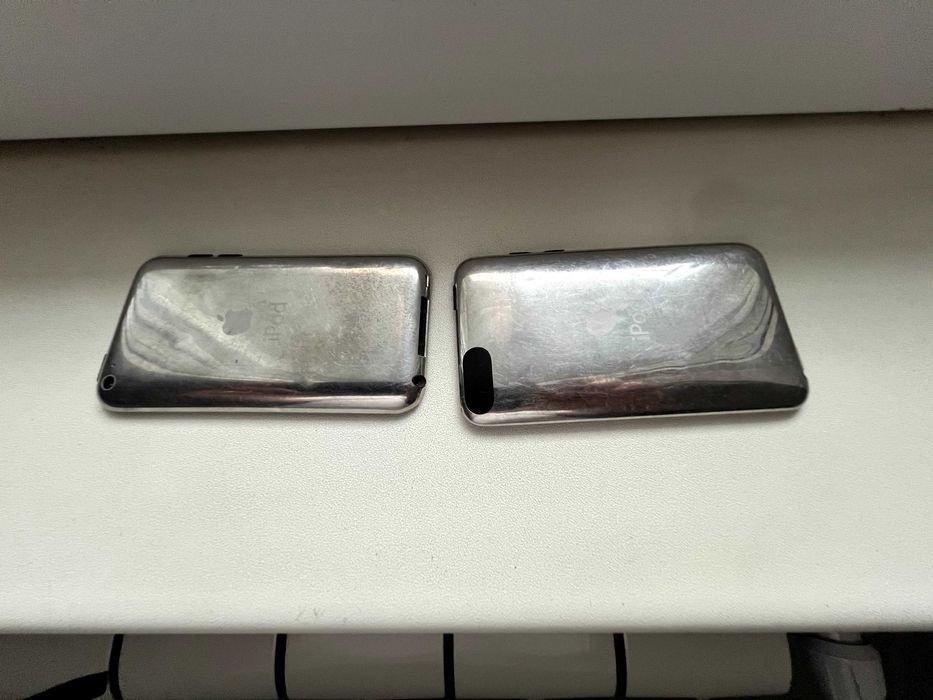 2 bucati iPod - uri capacitate 8 Gb