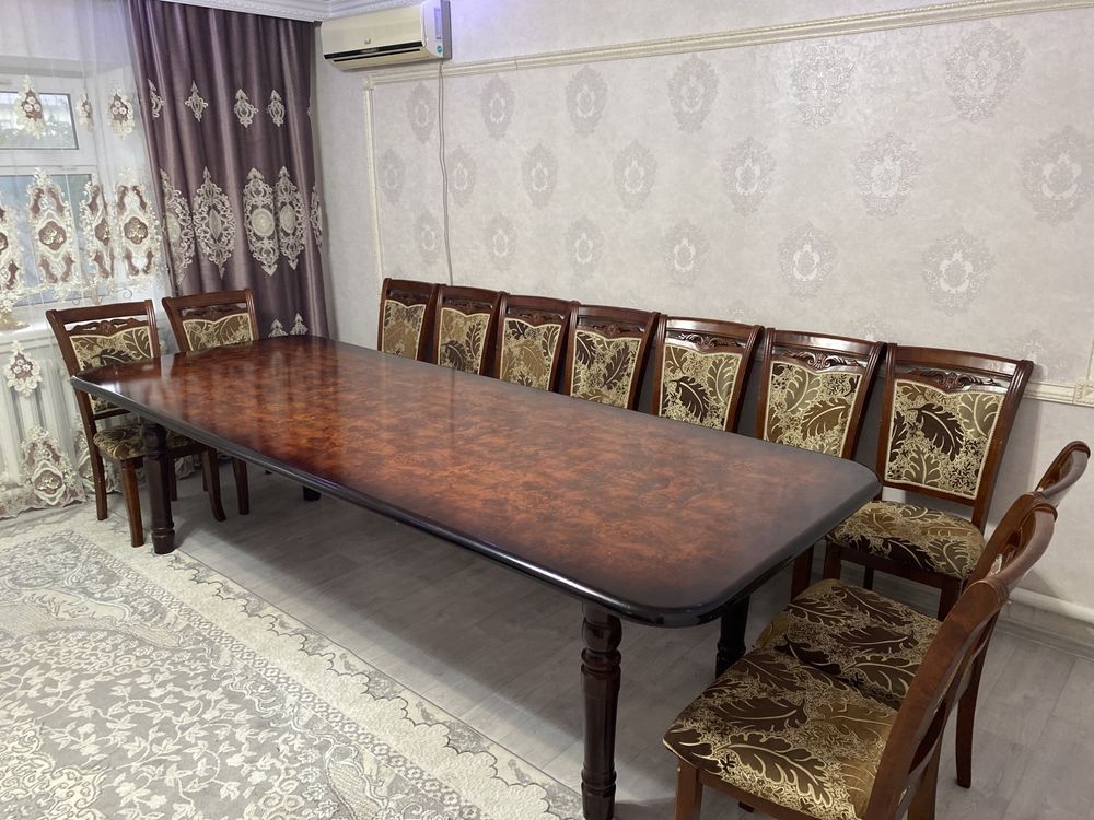 Продается стол для гостиной.