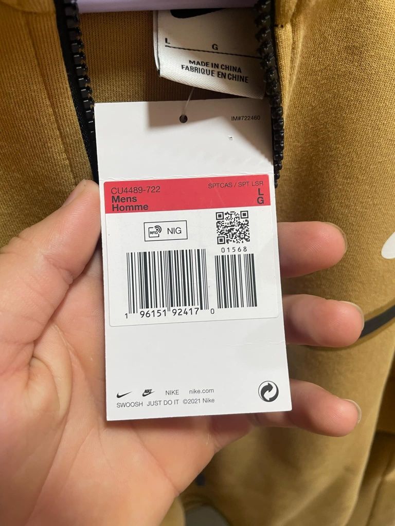 ЧИСТО НОВО горнище на Nike tech fleece бежов