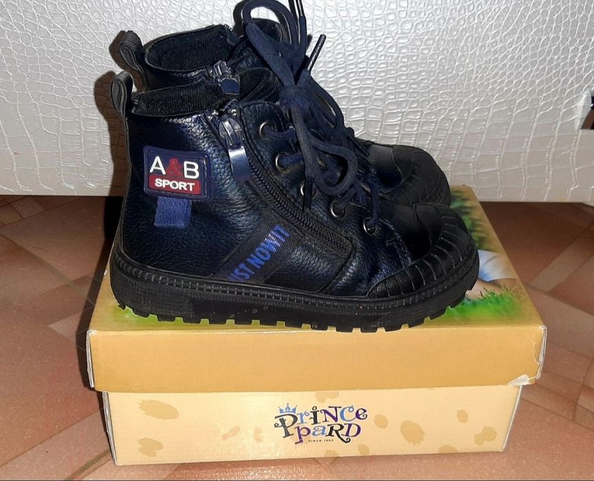 Демисезонные ботинки на мальчика в отличном состоянии!