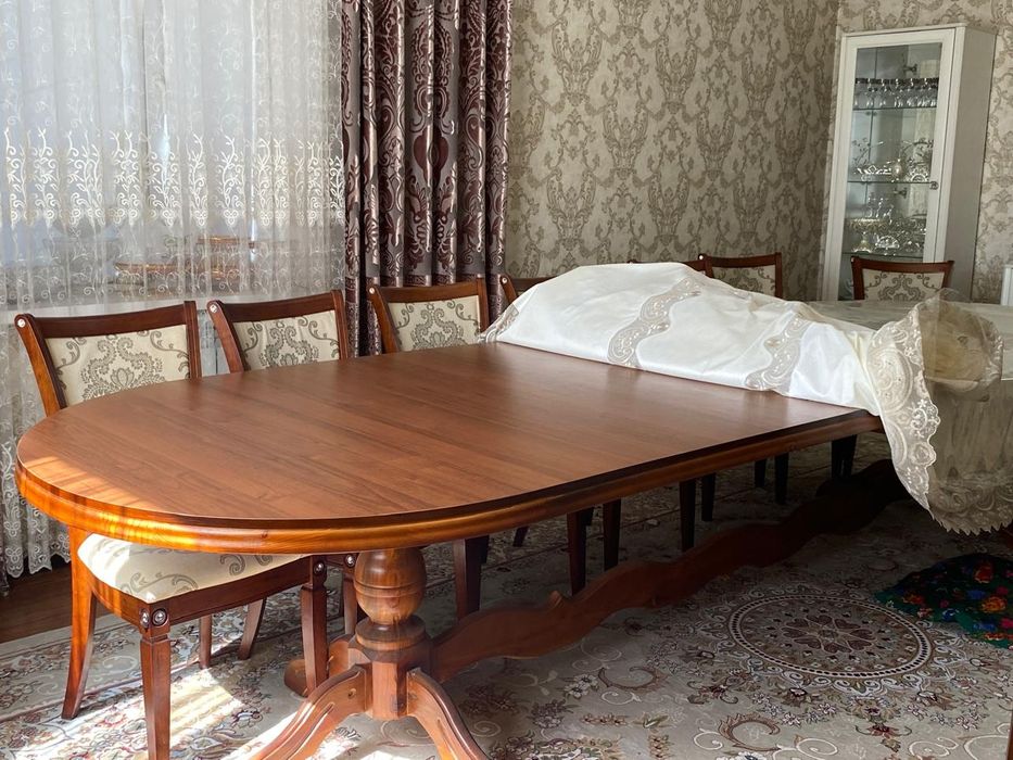 Стол и  стулья в хорошем состоянии