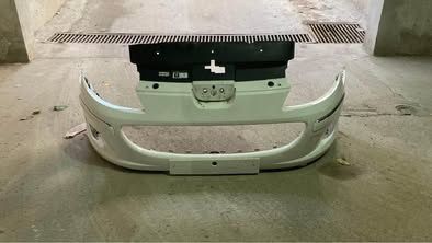 Продавам предна броня (маска) за Peugeot 407.