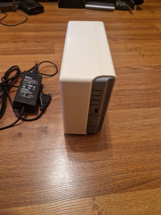 Synology nas DS211J.  X2- 2TB hdd