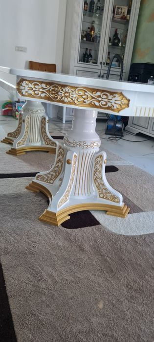 Vând masă din lemn masiv ( noua)  fără scaune