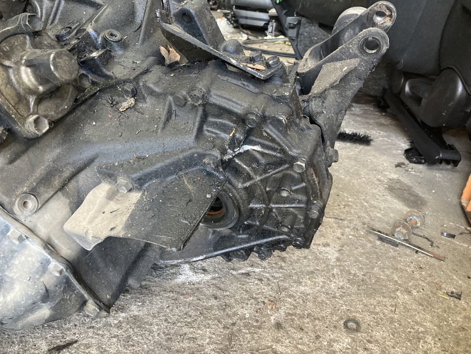 Toyota avensis verso 2.0d4d 2005год 5скорости ръчка Скоростна Кутия