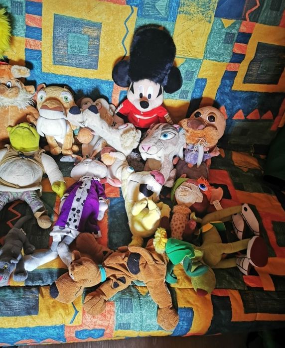 Vând jucării personaje celebre stare foarte buna