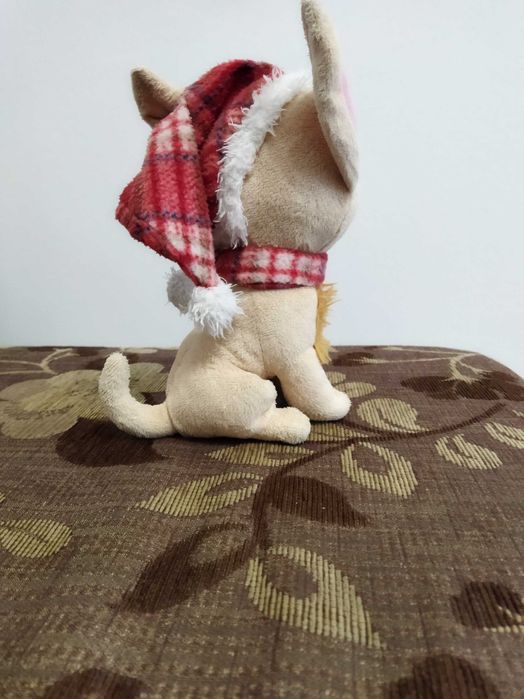 Плюшено кученце с коледна шапка