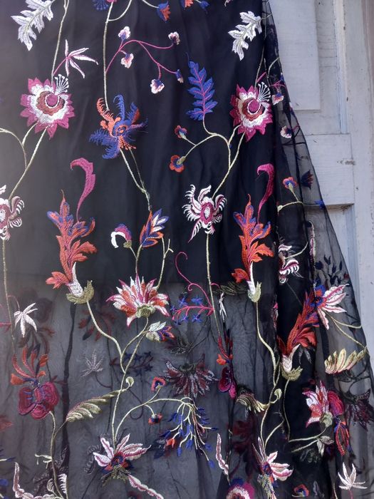 Vând fusta de tul cu broderie florala